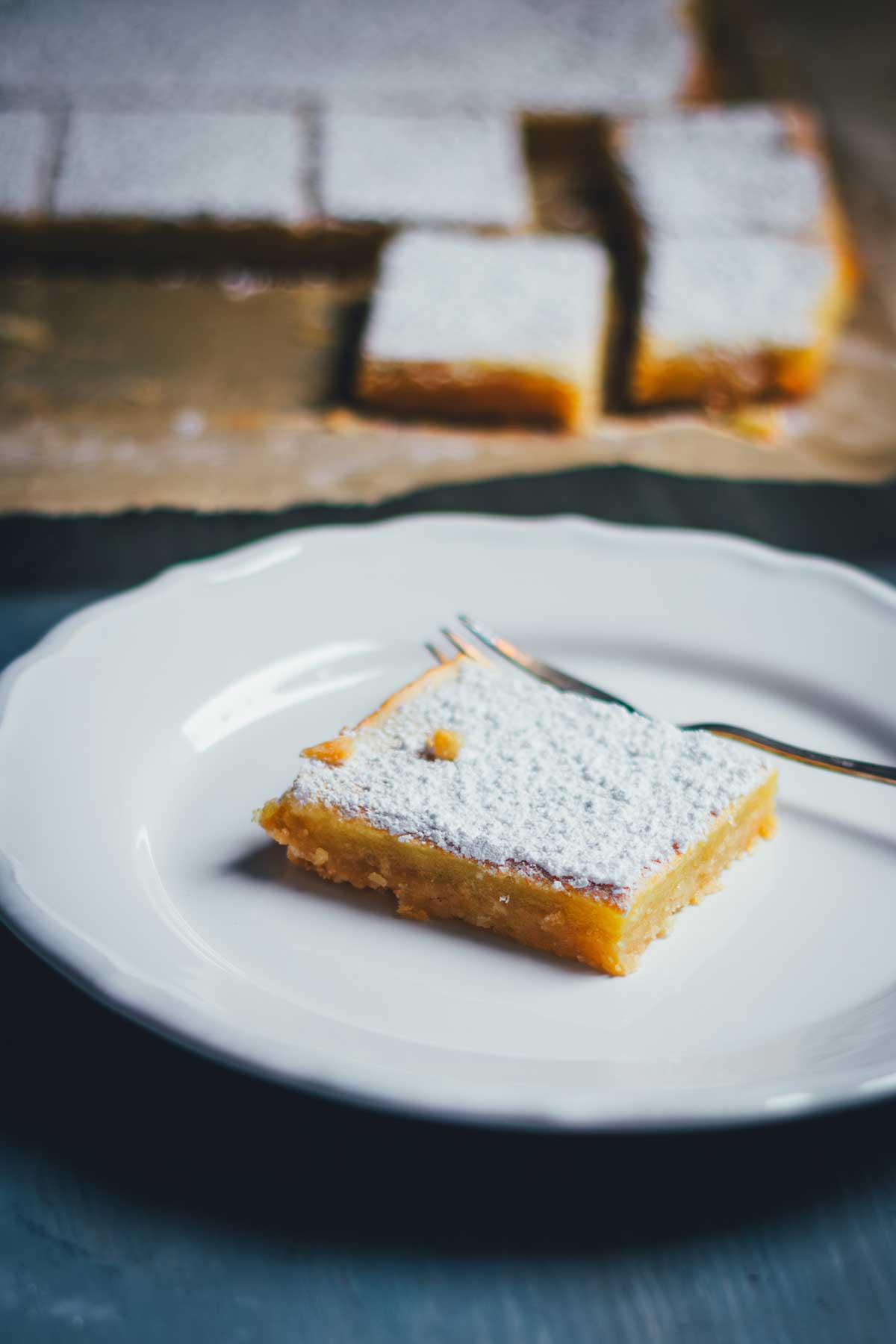 Lemon Bars sind saftige Zitronenschnitten mit nur 15 Minuten Arbeitsaufwand. Für alle Fans von Zitronenkuchen! | moeyskitchen.com
