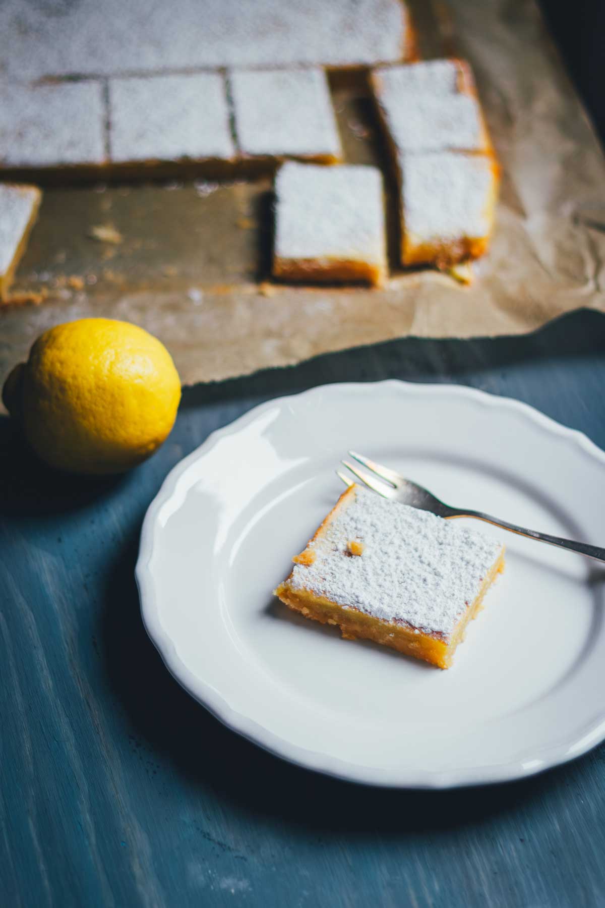 Lemon Bars sind saftige Zitronenschnitten mit nur 15 Minuten Arbeitsaufwand. Für alle Fans von Zitronenkuchen! | moeyskitchen.com