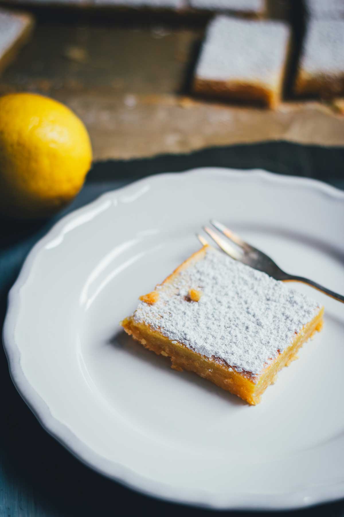 Lemon Bars sind saftige Zitronenschnitten mit nur 15 Minuten Arbeitsaufwand. Für alle Fans von Zitronenkuchen! | moeyskitchen.com