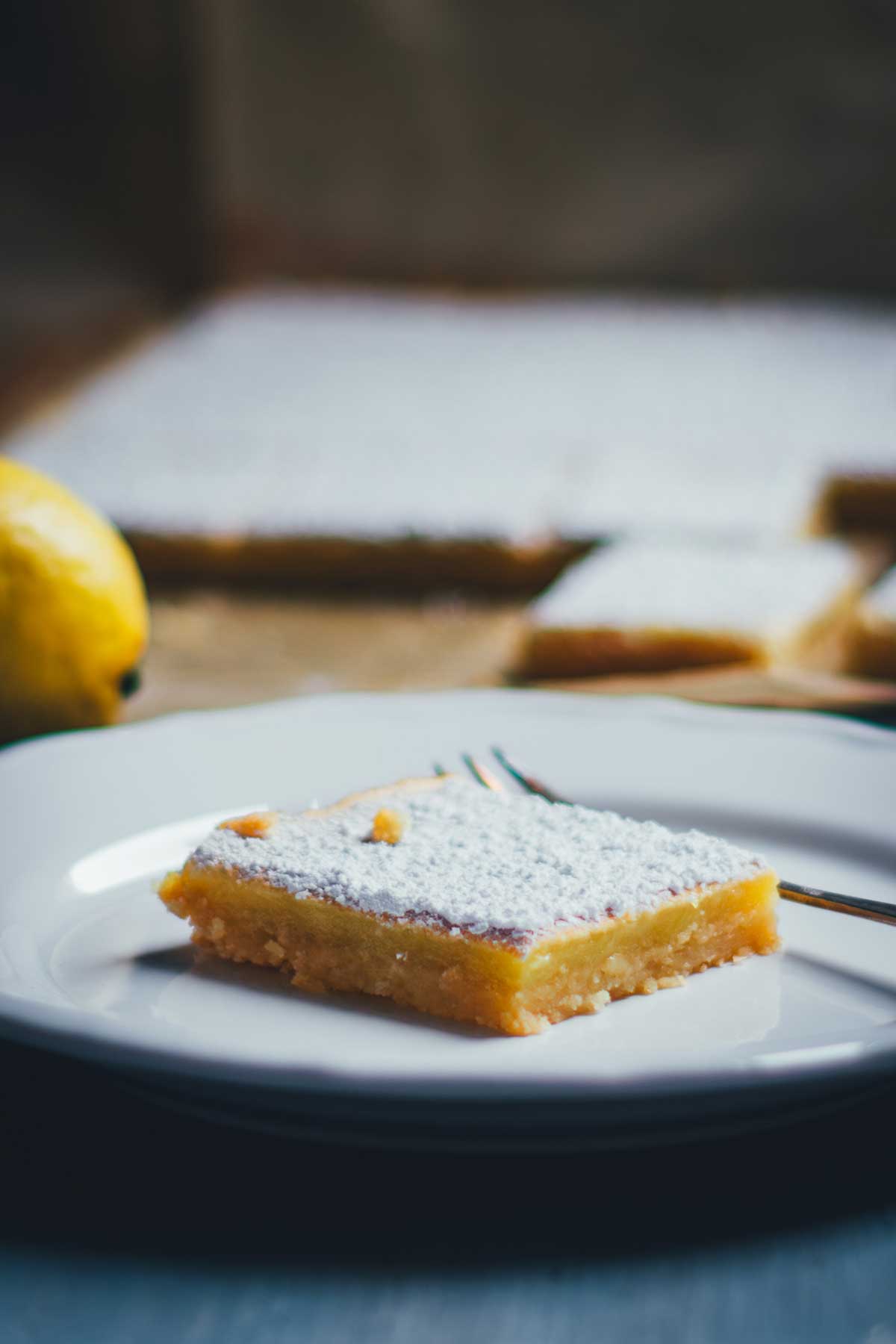 Lemon Bars sind saftige Zitronenschnitten mit nur 15 Minuten Arbeitsaufwand. Für alle Fans von Zitronenkuchen! | moeyskitchen.com