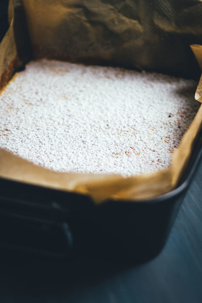 Saftige Zitronenschnitten oder auch Lemon Square Bars passen hervorragend ins Frühjahr. Ein einfacher Mürbeteigboden, dazu eine süß-säuerliche Zitronenfüllung. So lecker und einfach umzusetzen und perfekt für Ostern und fürs Frühjahr! | moeyskitchen.com