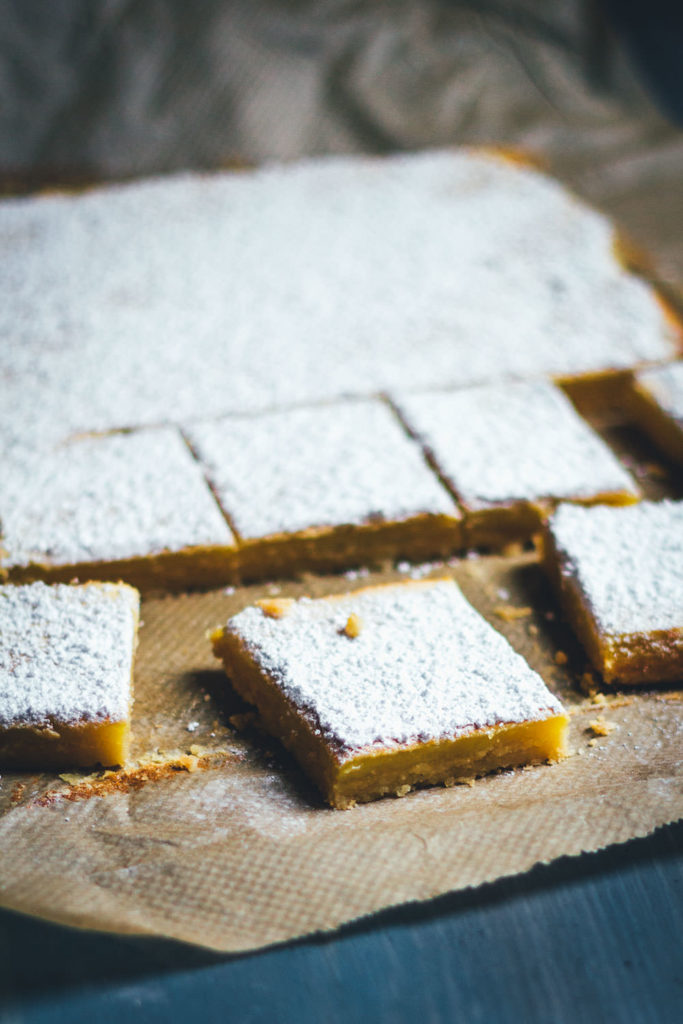 Saftige Zitronenschnitten oder auch Lemon Square Bars passen hervorragend ins Frühjahr. Ein einfacher Mürbeteigboden, dazu eine süß-säuerliche Zitronenfüllung. So lecker und einfach umzusetzen und perfekt für Ostern und fürs Frühjahr! | moeyskitchen.com