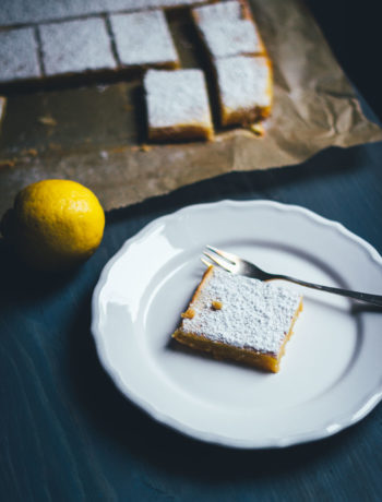 Saftige Zitronenschnitten oder auch Lemon Square Bars passen hervorragend ins Frühjahr. Ein einfacher Mürbeteigboden, dazu eine süß-säuerliche Zitronenfüllung. So lecker und einfach umzusetzen und perfekt für Ostern und fürs Frühjahr! | moeyskitchen.com