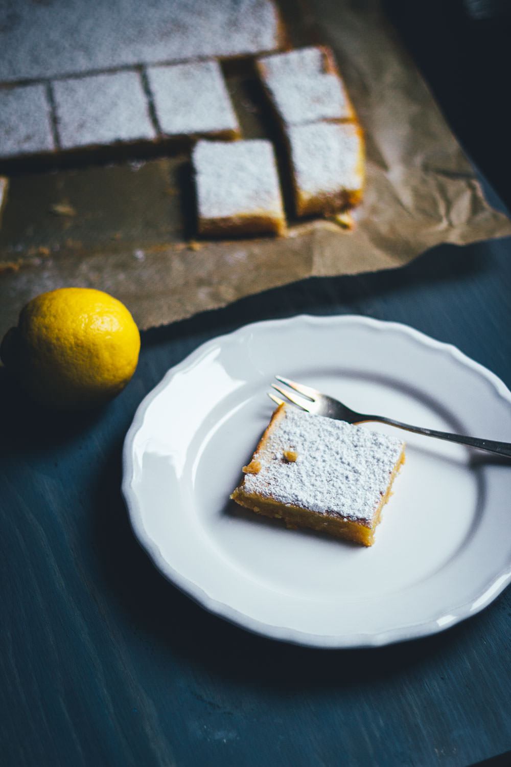 Saftige Zitronenschnitten oder auch Lemon Square Bars passen hervorragend ins Frühjahr. Ein einfacher Mürbeteigboden, dazu eine süß-säuerliche Zitronenfüllung. So lecker und einfach umzusetzen und perfekt für Ostern und fürs Frühjahr! | moeyskitchen.com