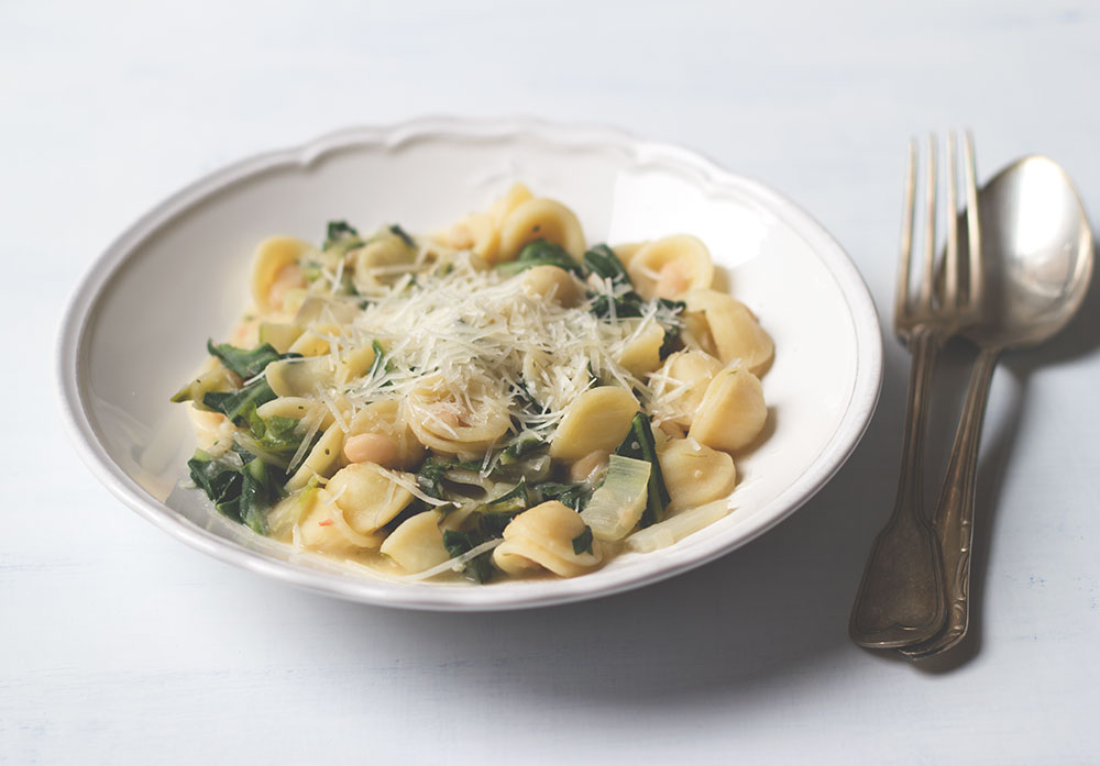 Rezept für leckere Winterpasta: Orecchiette mit Mangold und weißen Bohnen von moeyskitchen.com