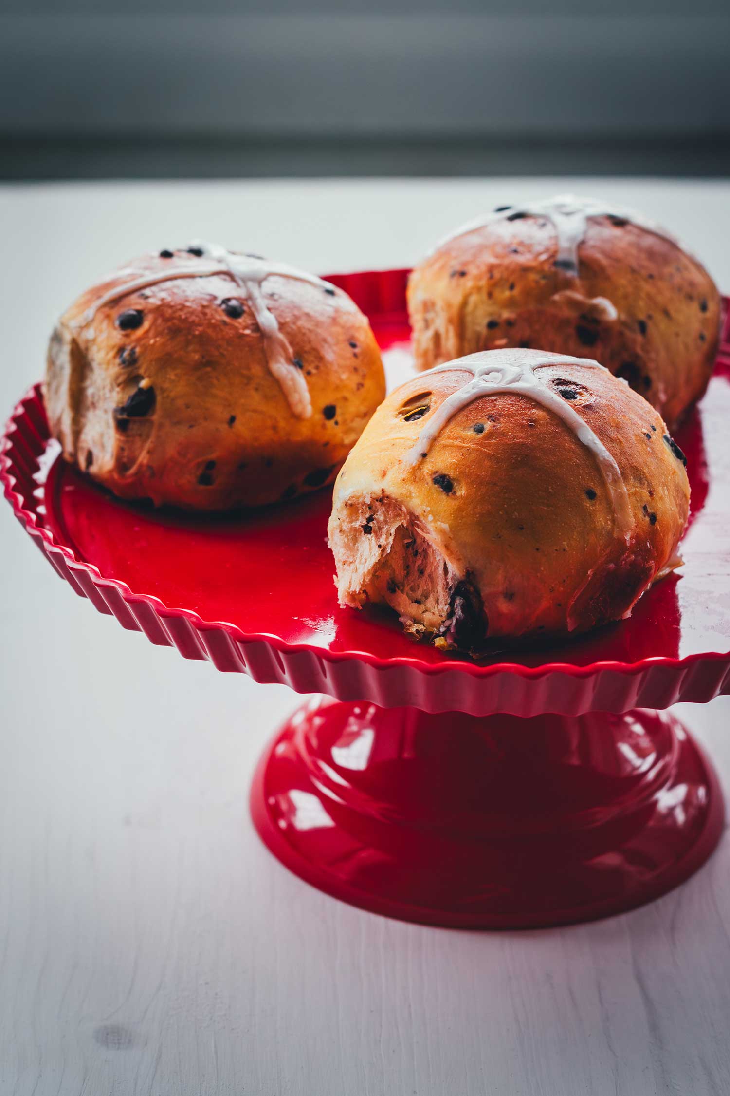 Chocolate Hot Cross Buns serviert auf Etagere mit weicher Krume und Schokolade