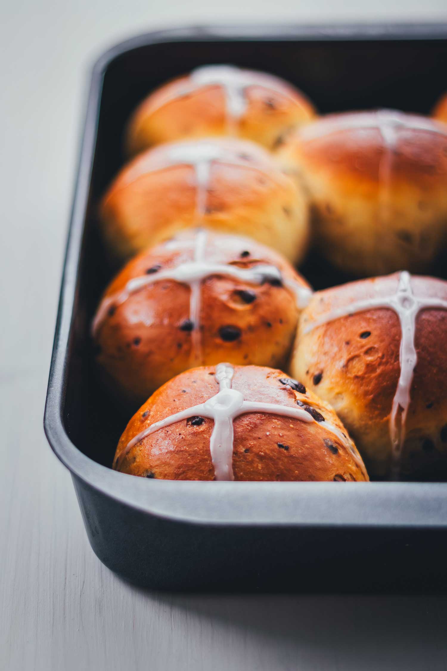 Chocolate Hot Cross Buns im Backblech mit Zuckergusskreuz