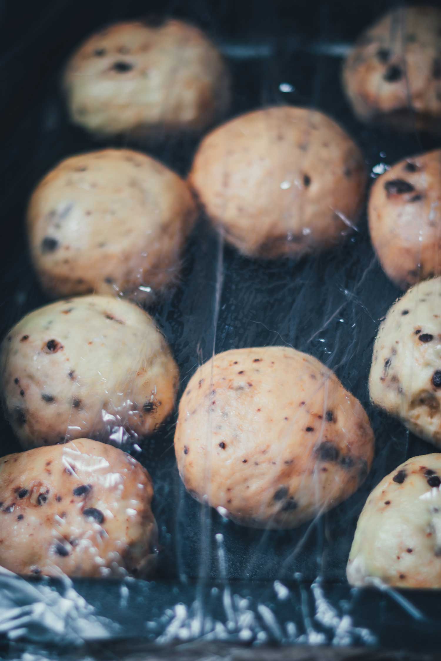 Schokobrötchen Teiglinge mit Schokolade vor dem Backen im Blech