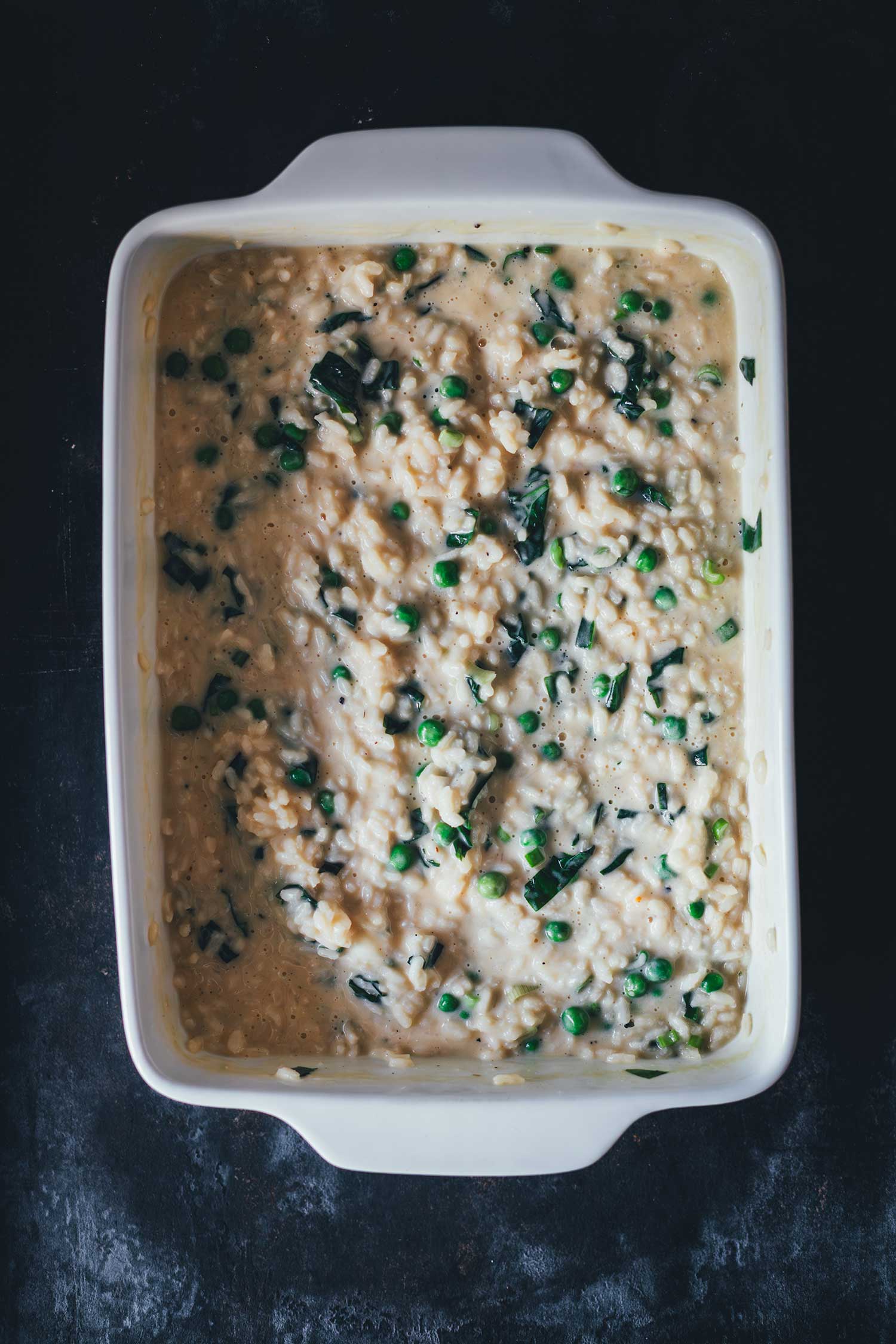 Auflaufform mit frischem Bärlauch-Risotto aus dem Ofen