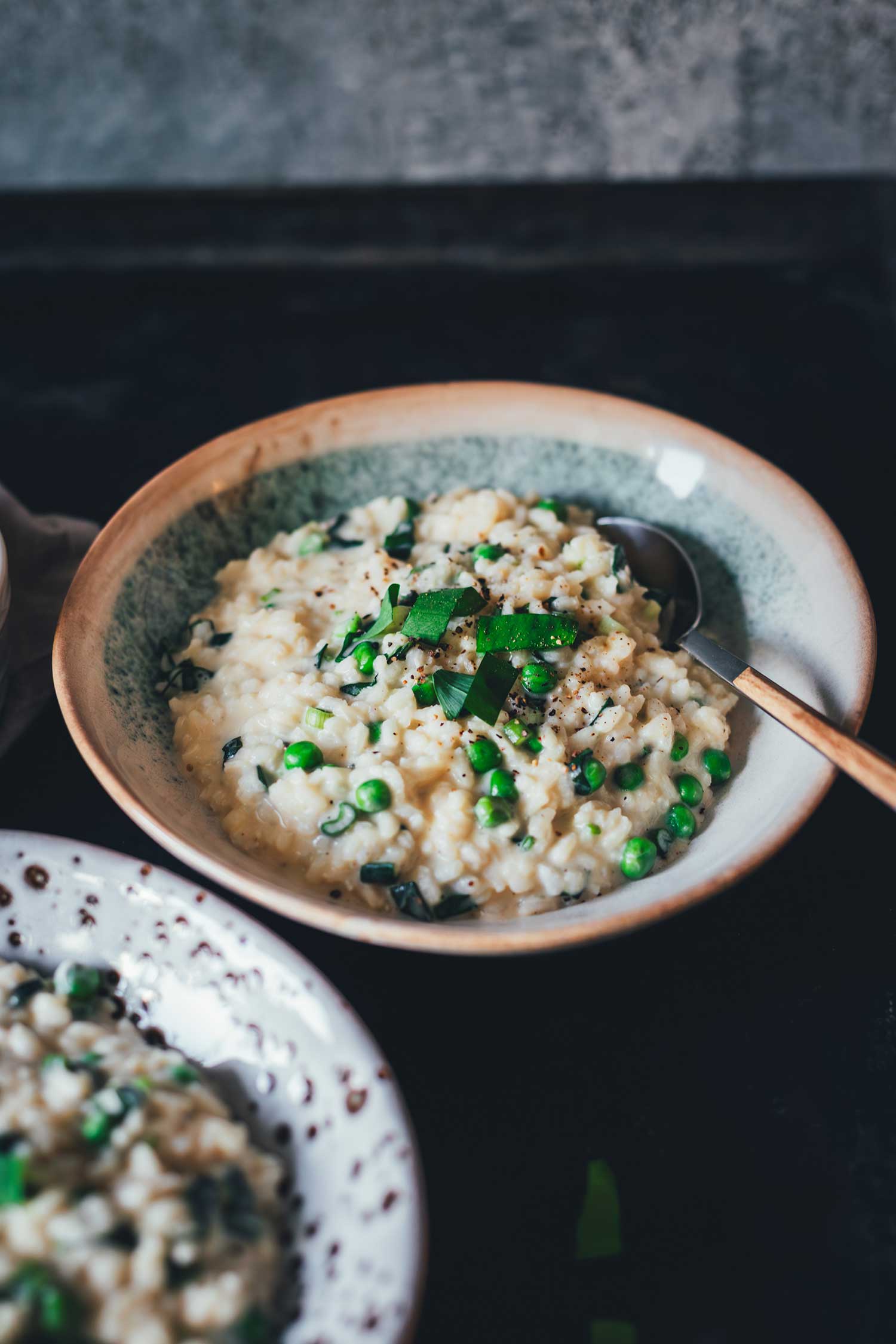 Nahaufnahme von einem Teller mit Bärlauch Risotto aus dem Ofen, frisch serviert.