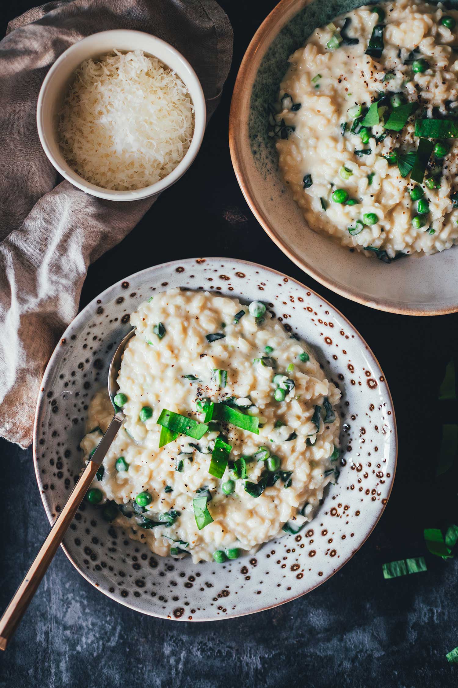 Nahaufnahme von zwei Tellern mit Ofenrisotto von oben fotografiert. Man sieht das cremige Bärlauch Risotto auf den Tellern.