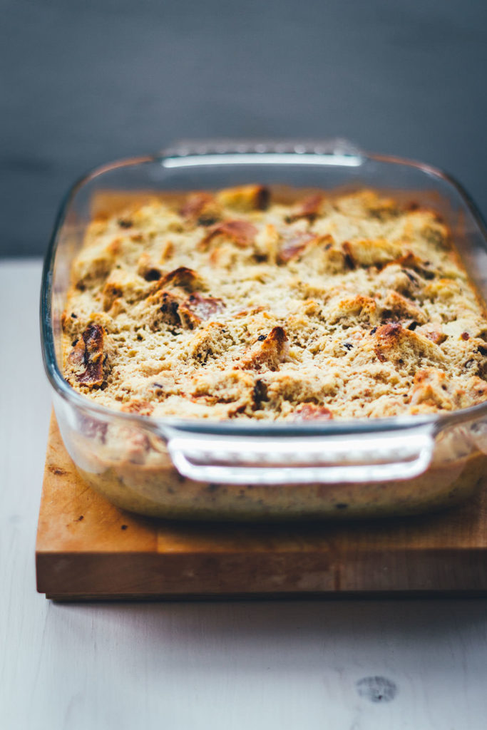 Brotpudding ist ein süßer Auflauf und die perfekte Resteverwertung für Hefegebäck. Serviert mit warmer Vanillesauce ein süßes Frühstück für den Osterbrunch oder das Sonntagsfrühstück für die ganze Familie. | moeyskitchen.com