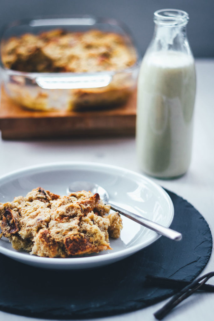 Brotpudding ist ein süßer Auflauf und die perfekte Resteverwertung für Hefegebäck. Serviert mit warmer Vanillesauce ein süßes Frühstück für den Osterbrunch oder das Sonntagsfrühstück für die ganze Familie. | moeyskitchen.com