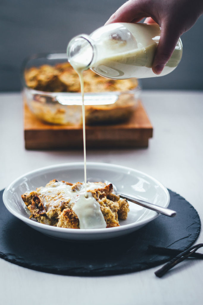 Brotpudding ist ein süßer Auflauf und die perfekte Resteverwertung für Hefegebäck. Serviert mit warmer Vanillesauce ein süßes Frühstück für den Osterbrunch oder das Sonntagsfrühstück für die ganze Familie. | moeyskitchen.com