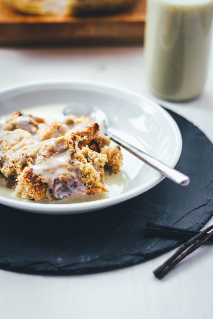 Brotpudding ist ein süßer Auflauf und die perfekte Resteverwertung für Hefegebäck. Serviert mit warmer Vanillesauce ein süßes Frühstück für den Osterbrunch oder das Sonntagsfrühstück für die ganze Familie. | moeyskitchen.com