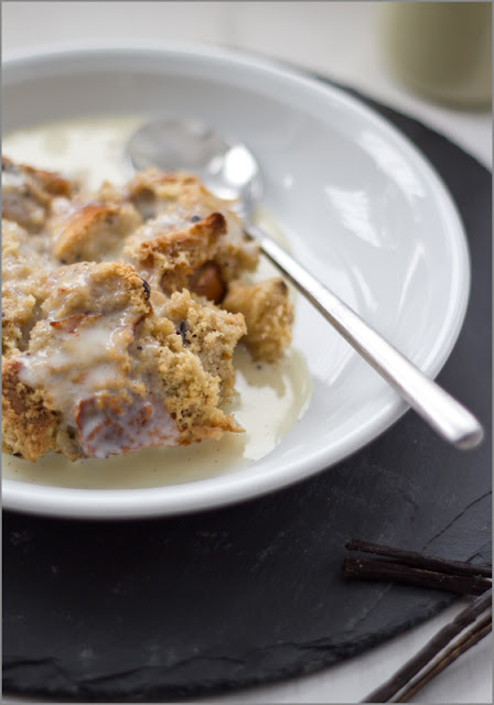 Frühstück deluxe: Brotpudding aus dem Ofen mit warmer Vanillesauce ...