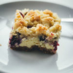 Rezept für saftigen Blaubeer-Cheesecake mit buttrigen Streuseln | amerikanischer Käsekuchen mit frischen Blaubeeren | moeyskitchen.com #cheesecake #käsekuchen #blaubeeren #heidelbeeren #blueberries #streuselkuchen #streusel #rezepte #foodblogger