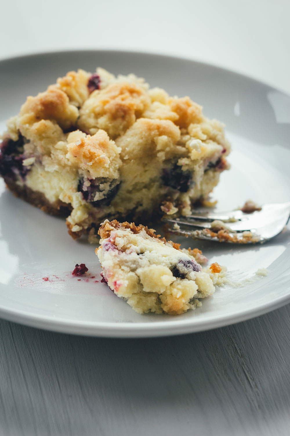 Rezept für saftigen Blaubeer-Cheesecake mit buttrigen Streuseln | amerikanischer Käsekuchen mit frischen Blaubeeren | moeyskitchen.com #cheesecake #käsekuchen #blaubeeren #heidelbeeren #blueberries #streuselkuchen #streusel #rezepte #foodblogger