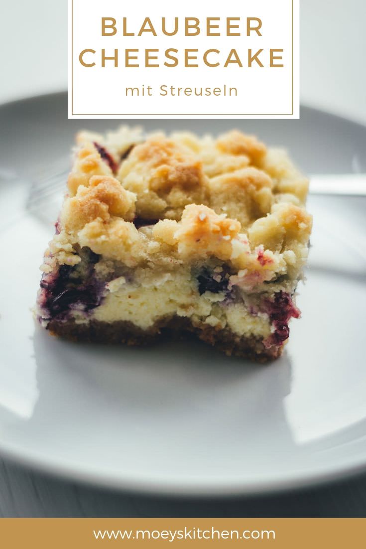 Rezept für saftigen Blaubeer-Cheesecake mit buttrigen Streuseln | amerikanischer Käsekuchen mit frischen Blaubeeren | moeyskitchen.com #cheesecake #käsekuchen #blaubeeren #heidelbeeren #blueberries #streuselkuchen #streusel #rezepte #foodblogger