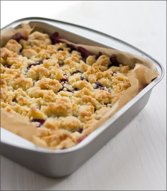 Rezept für cremigen Cheesecake mit frischen Blaubeeren und knusprigen Streuseln Rezept für cremigen Cheesecake mit frischen Blaubeeren und knusprigen Streuseln