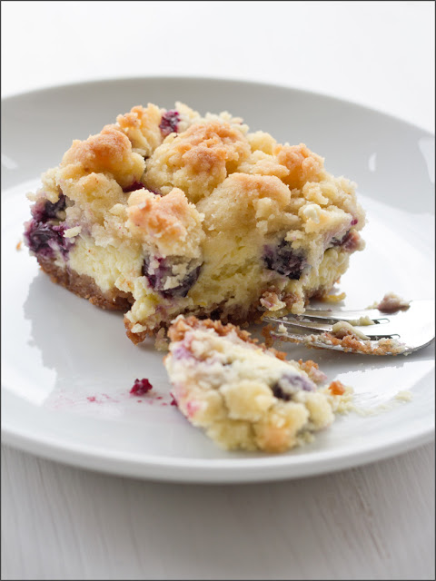 Rezept für cremigen Cheesecake mit frischen Blaubeeren und knusprigen Streuseln Rezept für cremigen Cheesecake mit frischen Blaubeeren und knusprigen Streuseln