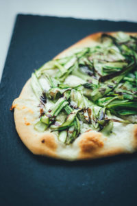 Rezept für leckere Pizza Bianca (weiße Pizza ohne Tomatensauce) mit Büffelmozzarella, Knoblauch und grünem Spargel | moeyskitchen.com #spargel #pizza #pizzabianca #spargelpizza #spargelsaison #rezepte #foodblogger #mozzarella