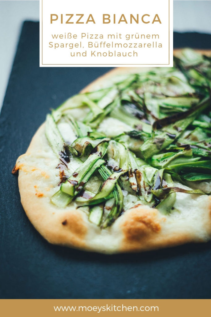 Rezept für leckere Pizza Bianca (weiße Pizza ohne Tomatensauce) mit Büffelmozzarella, Knoblauch und grünem Spargel | moeyskitchen.com #spargel #pizza #pizzabianca #spargelpizza #spargelsaison #rezepte #foodblogger #mozzarella