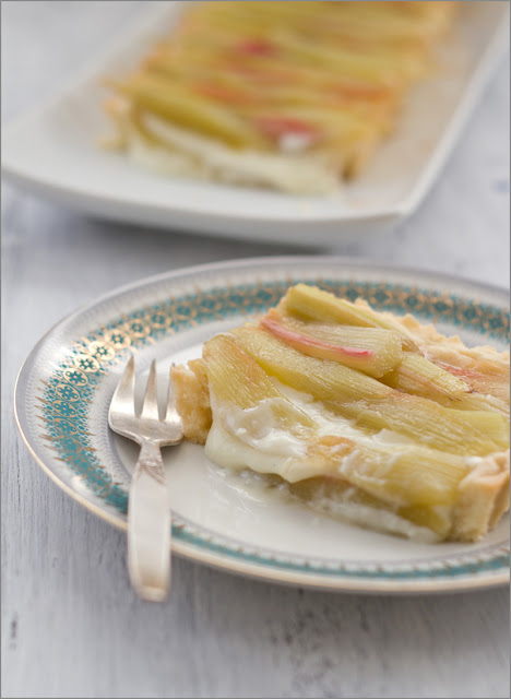 Rezept für Knusprige Tarte mit Crème Pâtissière und karamellisiertem Rhabarber Rezept für Knusprige Tarte mit Crème Pâtissière und karamellisiertem Rhabarber