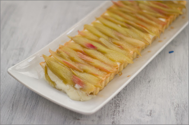 Rezept für Knusprige Tarte mit Crème Pâtissière und karamellisiertem Rhabarber Rezept für Knusprige Tarte mit Crème Pâtissière und karamellisiertem Rhabarber