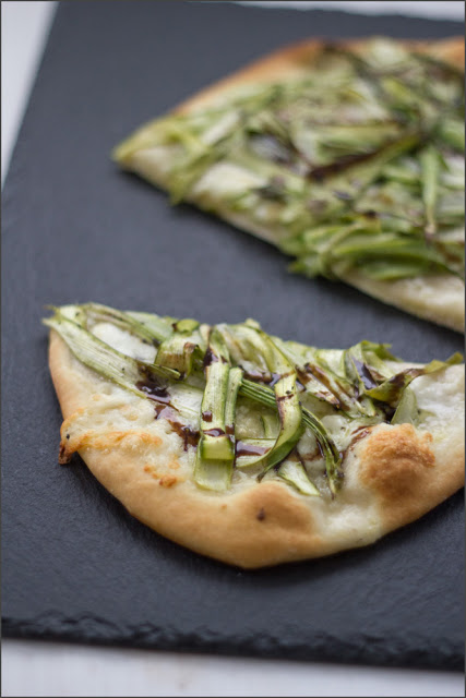 Rezept für leckere weiße Pizza mit grünem Spargel, Büffelmozzarella und Knoblauch Rezept für leckere weiße Pizza mit grünem Spargel, Büffelmozzarella und Knoblauch