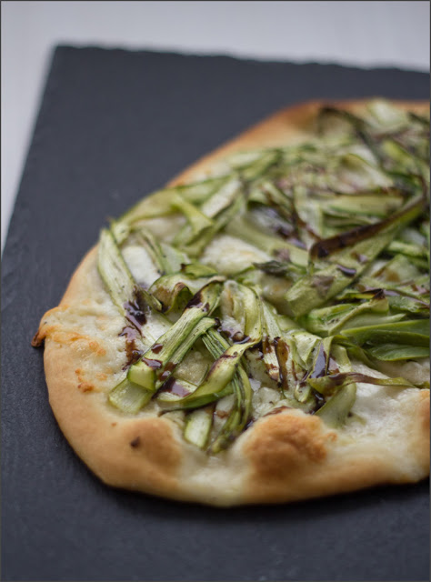 Rezept für leckere weiße Pizza mit grünem Spargel, Büffelmozzarella und Knoblauch Rezept für leckere weiße Pizza mit grünem Spargel, Büffelmozzarella und Knoblauch