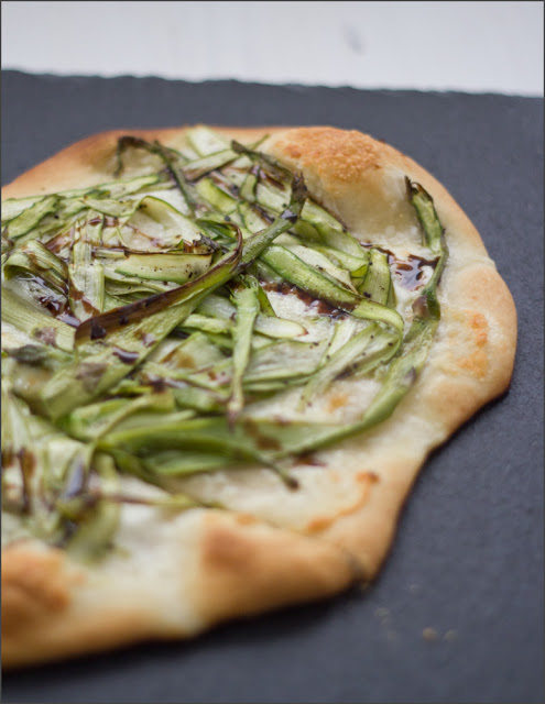 Rezept für leckere weiße Pizza mit grünem Spargel, Büffelmozzarella und Knoblauch Rezept für leckere weiße Pizza mit grünem Spargel, Büffelmozzarella und Knoblauch