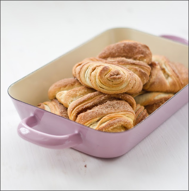 Rezept für selbstgemachte, knusprige Franzbrötchen Rezept für selbstgemachte, knusprige Franzbrötchen - ganz frisch serviert