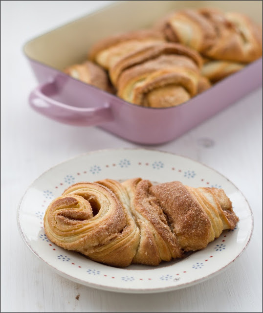 Rezept für selbstgemachte, knusprige Franzbrötchen frisch servierte knusprige Franzbrötchen