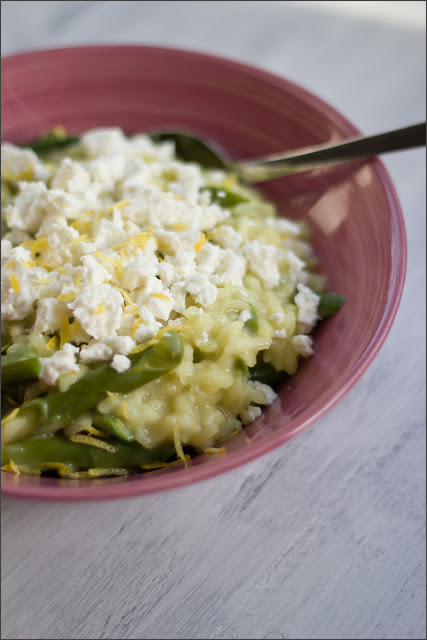 Schnelles, vegetarisches Rezept für Risotto aus dem Ofen mit grünem Spargel und Feta Schnelles, vegetarisches Rezept für Risotto aus dem Ofen mit grünem Spargel und Feta