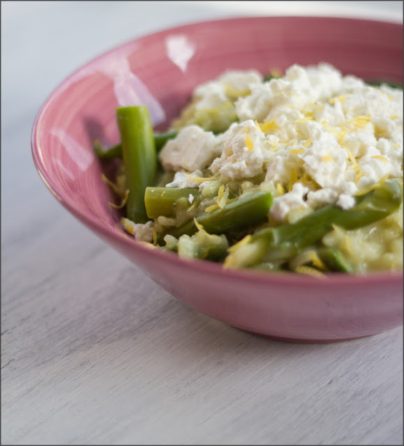 Schnelles, vegetarisches Rezept für Risotto aus dem Ofen mit grünem Spargel und Feta Schnelles, vegetarisches Rezept für Risotto aus dem Ofen mit grünem Spargel und Feta