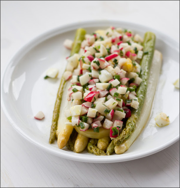 Rezept für grünen Spargel und weißen Spargel aus dem Ofen mit Radieschen-Ei-Vinaigrette Rezept für grünen Spargel und weißen Spargel aus dem Ofen mit Radieschen-Ei-Vinaigrette