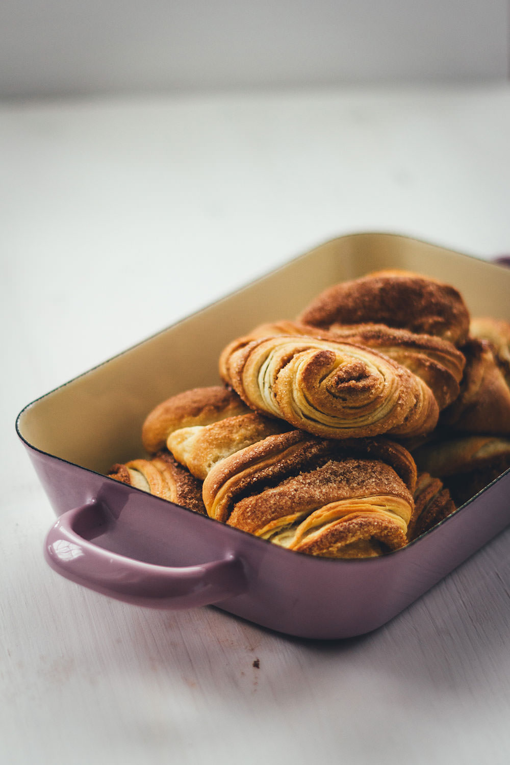 Rezept für knusprige Franzbrötchen | Originalrezept mit Plunderteig wie vom Hamburger Bäcker | zum Frühstück oder Kaffee und Kuchen in der klassischen Variante mit Zimt und Zucker | moeyskitchen.com #franzbrötchen #gebäck #hefeteig #plunderteig #teilchen #backen #frühstück