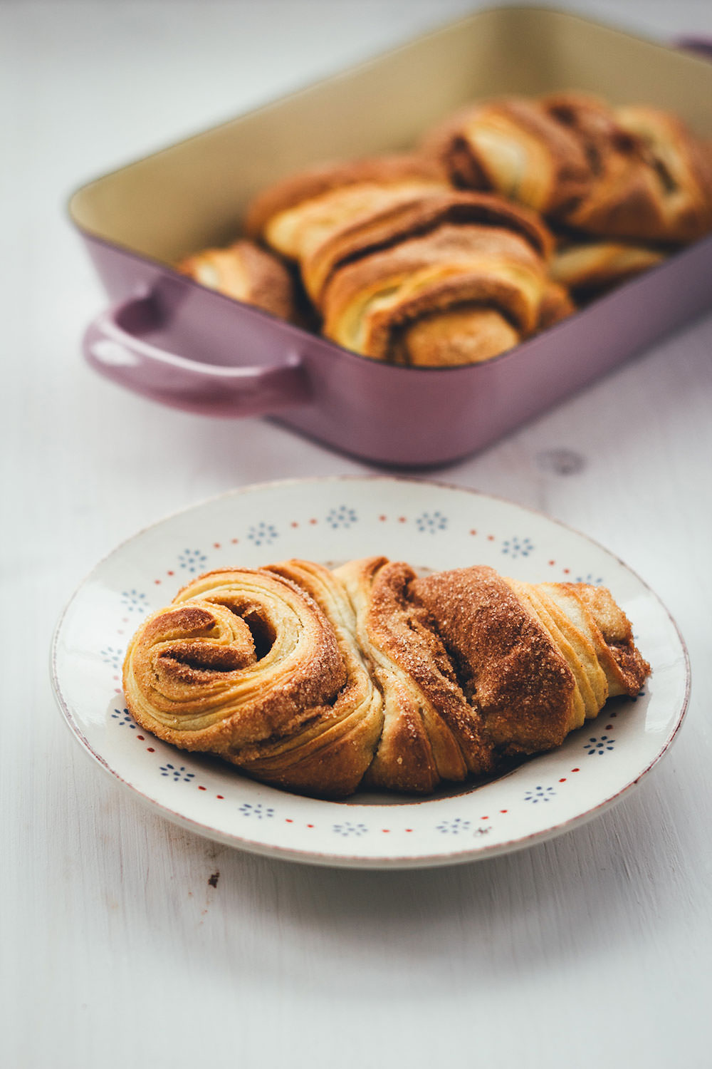 Rezept für knusprige Franzbrötchen | Originalrezept mit Plunderteig wie vom Hamburger Bäcker | zum Frühstück oder Kaffee und Kuchen in der klassischen Variante mit Zimt und Zucker | moeyskitchen.com #franzbrötchen #gebäck #hefeteig #plunderteig #teilchen #backen #frühstück