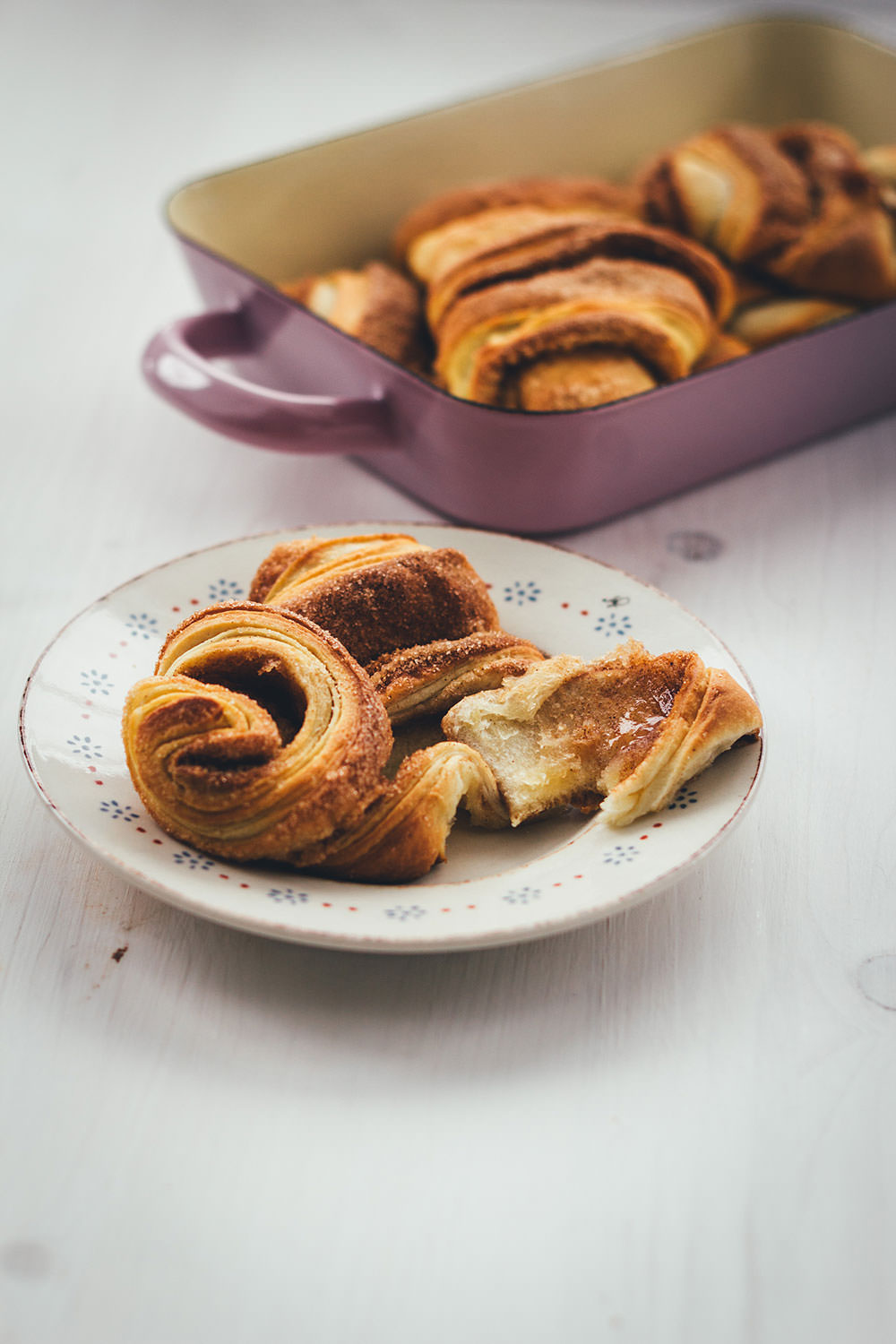 Rezept für knusprige Franzbrötchen | Originalrezept mit Plunderteig wie vom Hamburger Bäcker | zum Frühstück oder Kaffee und Kuchen in der klassischen Variante mit Zimt und Zucker | moeyskitchen.com #franzbrötchen #gebäck #hefeteig #plunderteig #teilchen #backen #frühstück