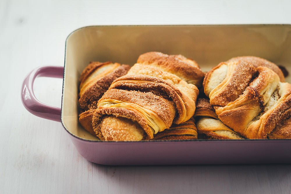 Rezept für knusprige Franzbrötchen | Originalrezept mit Plunderteig wie vom Hamburger Bäcker | zum Frühstück oder Kaffee und Kuchen in der klassischen Variante mit Zimt und Zucker | moeyskitchen.com #franzbrötchen #gebäck #hefeteig #plunderteig #teilchen #backen #frühstück