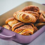 Franzbrötchen sind diese leckeren, süßen, buttrigen Teilchen mit ihrer Zimt-Zucker-Füllung aus Hamburg. Sie lassen sich recht einfach selbst zubereiten und schnell backen und sind perfekt für alle, die etwas Besonderes zum Kaffee oder Frühstück möchten. Hier gibt es das Rezept, um sie zu Hause zu genießen! | moeyskitchen.com