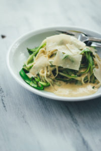 Rezept für Linguine mit grünem Spargel und Parmesansauce | vegetarische Rezeptidee für die schnelle Feierabendküche in der Spargelzeit | moeyskitchen.com #spargel #linguine #parmesan #pasta #rezept #foodblogger #grünerspargel