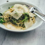 Rezept für Linguine mit grünem Spargel und Parmesansauce | vegetarische Rezeptidee für die schnelle Feierabendküche in der Spargelzeit | moeyskitchen.com #spargel #linguine #parmesan #pasta #rezept #foodblogger #grünerspargel