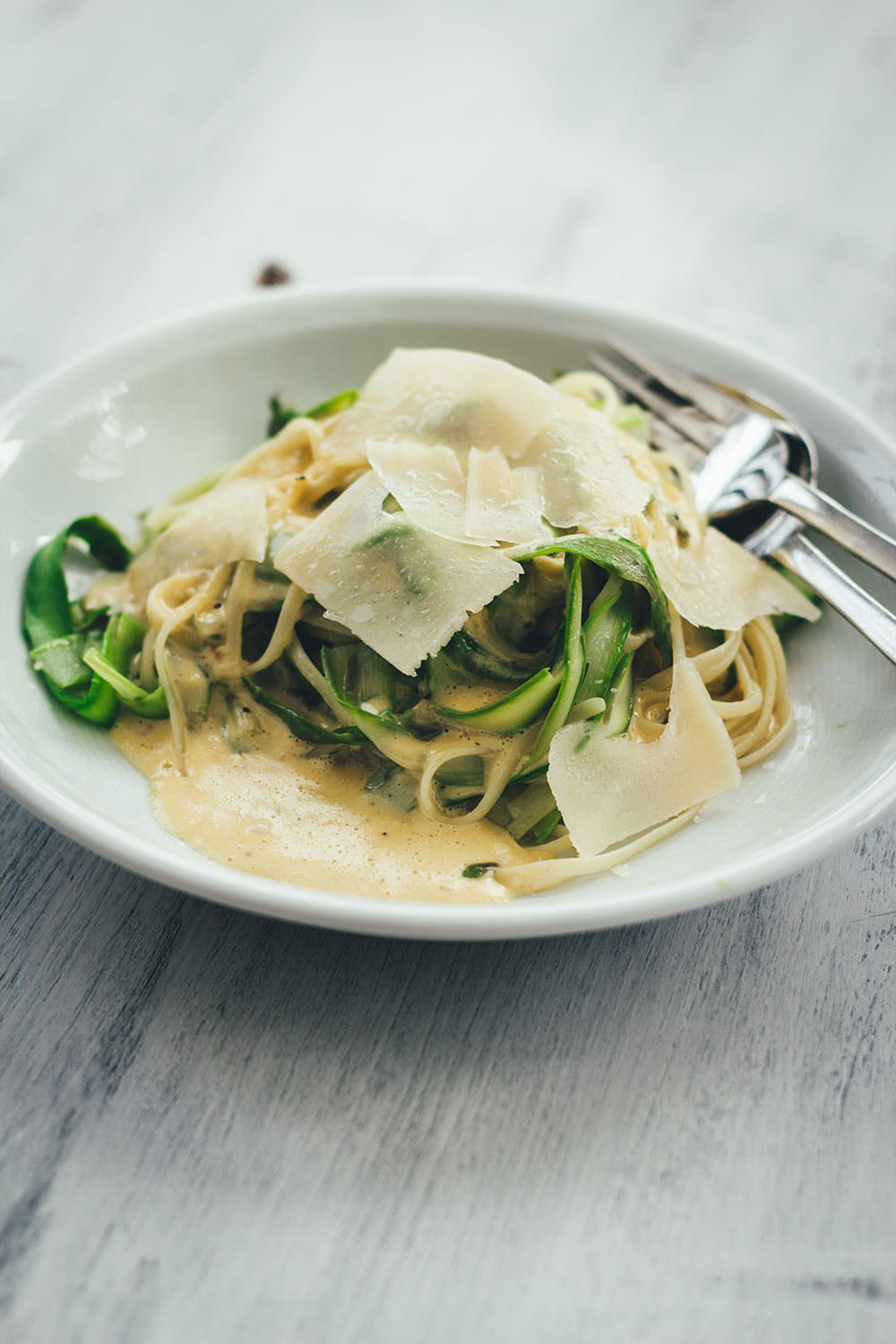 Rezept für Linguine mit grünem Spargel und Parmesansauce | vegetarische Rezeptidee für die schnelle Feierabendküche in der Spargelzeit | moeyskitchen.com #spargel #linguine #parmesan #pasta #rezept #foodblogger #grünerspargel