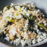 Ofenrisotto mit grünem Spargel und Feta – cremiges Spargel Risotto aus dem Ofen mit Zitronenabrieb
