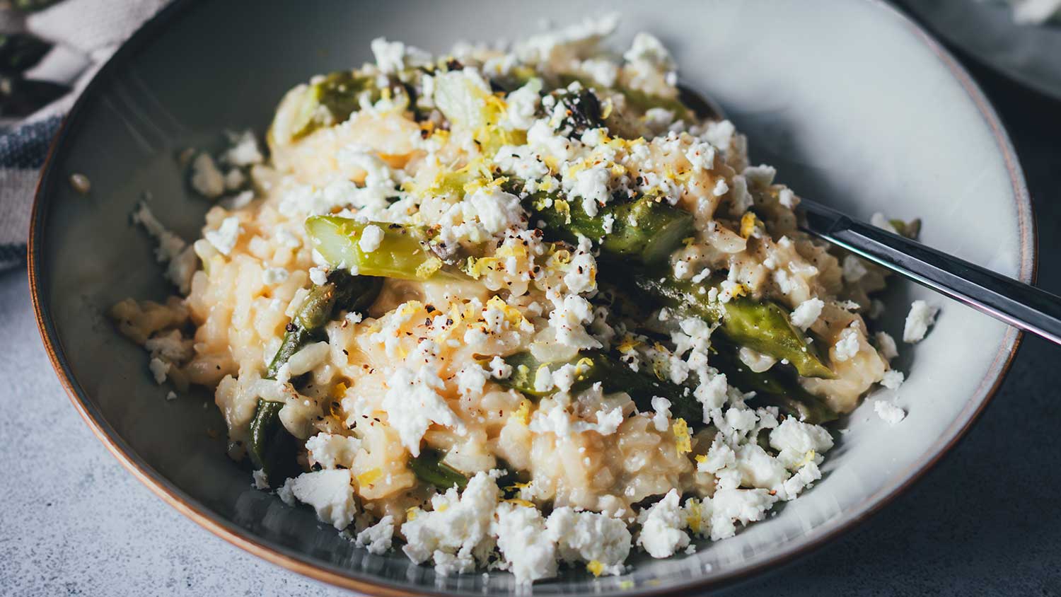 Ofenrisotto mit grünem Spargel und Feta – cremiges Spargel Risotto aus dem Ofen mit Zitronenabrieb