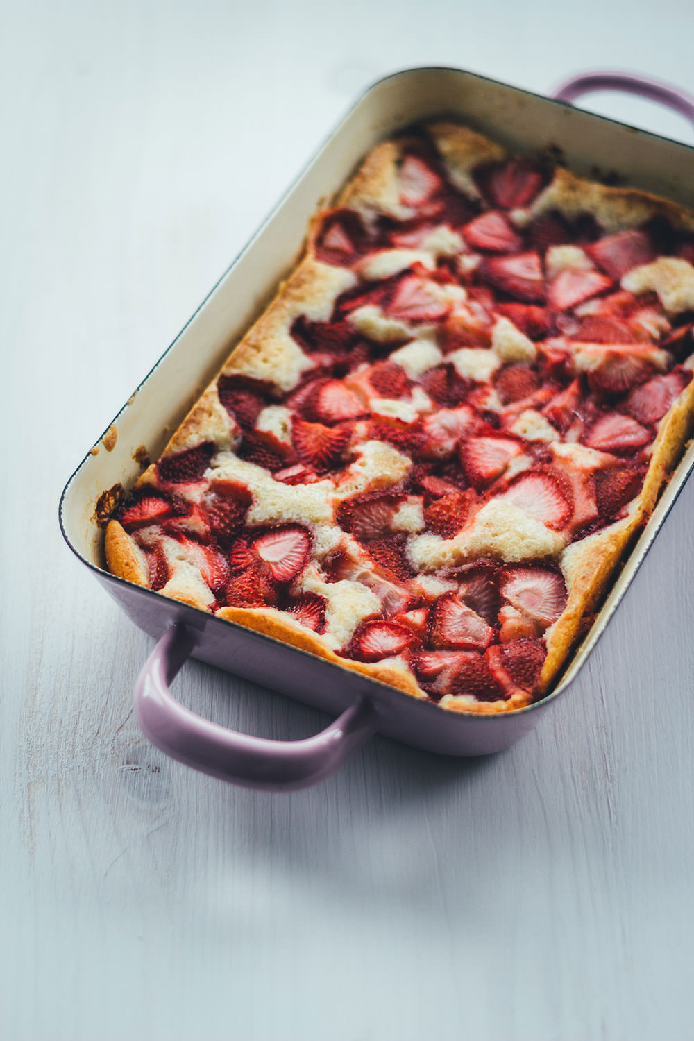 Rezept für Ruck-zuck-Erdbeerkuchen | saftiger Erdbeer-Kuchen - schnell und einfach zubereitet | moeyskitchen.com #erdbeeren #kuchen #erdbeerkuchen #backen #foodblogger #rezepte 