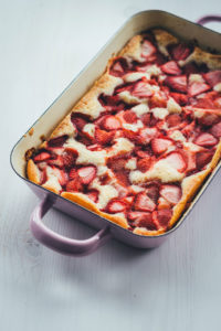 Rezept für Ruck-zuck-Erdbeerkuchen | saftiger Erdbeer-Kuchen - schnell und einfach zubereitet | moeyskitchen.com #erdbeeren #kuchen #erdbeerkuchen #backen #foodblogger #rezepte