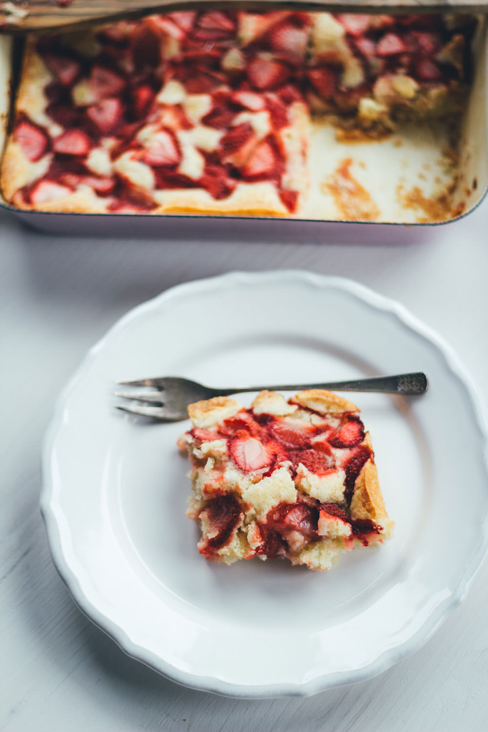 Rezept für Ruck-zuck-Erdbeerkuchen | saftiger Erdbeer-Kuchen - schnell und einfach zubereitet | moeyskitchen.com #erdbeeren #kuchen #erdbeerkuchen #backen #foodblogger #rezepte 